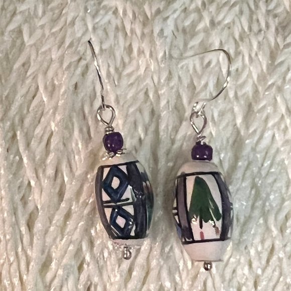 Vintage Peruvian Oval Hand Painted Beaded Earrings on Silver Tone French Hooks - Picture 4 of 4